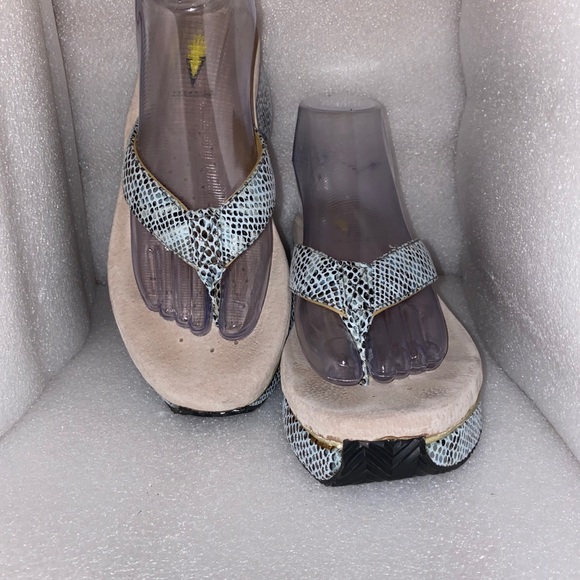 Volatile thong style sandal - Picture 3 of 11